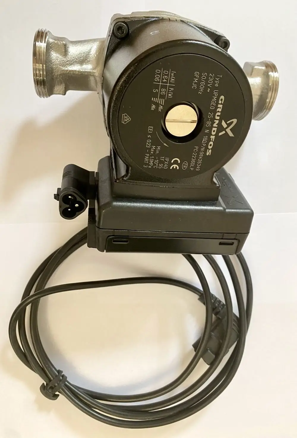 Heizungspumpe von Danfoss mit zwei Anschlussstutzen, elektrischer Anschlussstecker und zusätzlichem Blindstecker. Gerät auf weißem Hintergrund.
